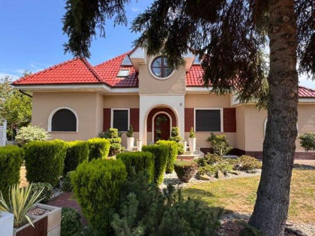 Rezydencja z basenem i prywatnym obserwatorium astronomicznym