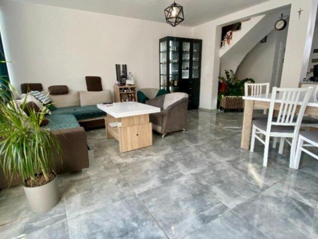 Nowoczesny dom szeregowy z pompą ciepła i fotowoltaiką – Dąbrowa k. Opola